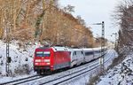 In Bielefeld hatte 402 022 schlapp gemacht, der nun mit Hilfe von 101 132 bei Solingen zum ICE-Werk nach Köln-Nippes geschleppt wurde. (07.01.2026) <i>Foto: Joachim Bügel</i>