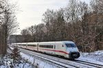Blick auf den defekten 402 022, der von 101 132 bei Solingen ins ICE-Werk nach Köln-Nippes geschleppt wird. (07.01.2026) <i>Foto: Joachim Bügel</i>