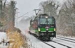 Ell 193 277 mit DGS 95748 (Bönen - Köln-Eifeltor) bei Solingen-Ohligs, deren 700 m Zug aus Flachwagen im Schneegestöber unterging. (07.01.2026) <i>Foto: Joachim Bügel</i>