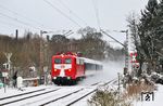 Nach dem Schneegestöber tauchte TRI 110 198 mit DLr 19906 auf dem Rückweg nach Dortmund-Eving am Bü Wilzhauser Weg in Solingen-Ohligs auf. (07.01.2026) <i>Foto: Joachim Bügel</i>