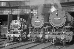 Samstagsruhe im Bw Ehrang mit den dort beheimateten 044 330 und 044 688. 086 521 vom Bw Mayen war hingegen anlässlich der 14. BDEF-Bundesverbandstagung zu Gast. (22.05.1971) <i>Foto: Wolfgang Bügel</i>