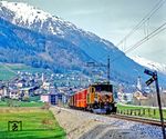 Ge 6/6 I 415, das "Krokodil" der RhB, auf der Fahrt nach Pontresina bei Samedan. Die Bahnstrecke Samedan–Pontresina gehört zum RhB-Stammnetz, die Kilometrierung hat deshalb ihren Nullpunkt im Bahnhof Landquart.  (06.1989) <i>Foto: Karsten Risch</i>