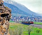 Ein Personenzug nach St. Moritz hat mit Ge 4/4 II 630 soeben Samedan verlassen. Im Hintergrund ist die reformierte Kirche Samedan zu sehen, die erstmals in einer Weihinschrift aus dem 14. Jhdt. erwähnt wird. (06.1989) <i>Foto: Karsten Risch</i>