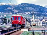 Es ist 19 Uhr: Tw 502, ein ABe 4/4, bei der Ausfahrt von Samedan nach Pontresina auf der Brücke über den Inn. In den Jahren 1939 bis 1940 stellte die Rhätische Bahn vier Elektrotriebwagen der Bauart BCe 4/4, seit 1956 ABe 4/4, mit den Betriebsnummern 501 bis 504 in Dienst. Aus je einem ABe 4/4, bedarfsweise einem Zwischenwagen (Mitteleinstiegswagen AB 1515 sowie 1516 und B 2338) und einem Steuerwagen gebildete Pendelzüge wurden auf der Bahnstrecke Samedan–Pontresina, vereinzelt zwischen Bever und Schanf sowie auf der Bahnstrecke Davos Platz–Filisur eingesetzt. (05.1987) <i>Foto: Karsten Risch</i>