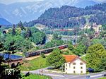 Am Zusammenfluss von Vorder- und Hinterrhein liegt Reichenau-Tanins. Eine Ge 6/6 II ist dort auf der Fahrt nach Thusis, im Hintergrund fährt der Zug aus Disentis. (05.1987) <i>Foto: Karsten Risch</i>
