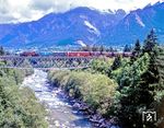 Ein Güterzug mit einer Ge 6/6 I auf dem Hinterrhein-Viadukt bei Thusis. Die eiserne Fachwerkbalkenbrücke wurde 1895 gebaut und wies damals interessante Neuerungen auf. Ihr tragendes Element ist ein unten liegendes Stahlfachwerk. (05.1987) <i>Foto: Karsten Risch</i>