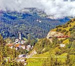 Eine Ge 4/4 II bei der Einfahrt nach Tiefencastel am Fuß der Alpenpässe Albula und Julier in einem Talkessel auf einer Höhe von 851 m. Die Strecke führt hier an einem steilen Berghang entlang, die nachfolgende Kurve hat einen Ausnahmeradius von 100 m. (09.1981) <i>Foto: Karsten Risch</i>