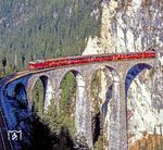 Das Landwasserviadukt ist eine 65 Meter hohe und 136 Meter lange Eisenbahnbrücke in der Nähe des Bahnhofs Filisur und gilt als ein Wahrzeichen der Rhätischen Bahn. Rund 22.000 Züge überqueren pro Jahr den Viadukt, täglich sind es rund 60. Der Viadukt gehört seit dem 7. Juli 2008 zum UNESCO-Weltkulturerbe. (05.1987) <i>Foto: Karsten Risch</i>
