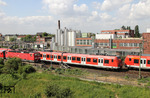 Zwei S-Bahnen der Linien S 11 (Bergisch-Gladbach - Düsseldorf-Flughafen) begegnen 143 309, die in der Wendeanlage mit einem Zug der Linie S 6 (Köln-Nippes - Essen Hbf) wartet. (13.05.2011) <i>Foto: Joachim Bügel</i>