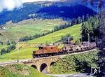 Ein Güterzug nach Filisur mit Ge 6/6 I 406 rollt in den Schleifen bei Bergün talwärts. (09.1981) <i>Foto: Karsten Risch</i>