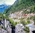 Ein Güterzug mit einer Ge 4/4 II in der Albulaschlucht bei Muot. (06.1989) <i>Foto: Karsten Risch</i>