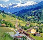 Panoramablick auf den Bahnhof Saas, Blickrichtung Westen mit der 49 ‰ Steigung nach Klosters. Im Bahnhof ist ein Personenzug mit Lok 628 "S-chanf" angekommen. Am 14.05.2019 wurde die Lok bei einer Kollision mit einer Steinlawine bei Tavanasa im Vorderrheintal so stark beschädigt, das sie ausgemustert wurde. Der Bahnhof Saas wird heute von der Rhätischen Bahn nicht mehr bedient. (06.1989) <i>Foto: Karsten Risch</i>