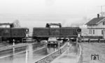 Zwei 212 passieren den Bahnübergang an der Landstraße 1050 in Fichtenberg. Der Bahnübergang wurde später durch eine Brücke ersetzt. (27.03.1971) <i>Foto: Burkhard Wollny</i>