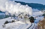 Der nächste Tag begann mit Bilderbuchwinterwetter und 95 1027, die hinter dem Haltepunkt Lippelsdorf mit P 15205 nach Sonneberg (Thür) in die 33-Promille-Steigung nach Schmiedefeld (b Probstzella) einfährt. (26.02.1993) <i>Foto: Wolfgang Bügel</i>