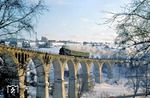 95 1027 mit P 15205 nach Sonneberg (Thür) auf dem 258 m langen Piesau-Viadukt in Lichte (Thür). Die Kosten für eine Sanierung der Brücke führten 1997 zur Stillegung der Strecke. Bemühungen zur Wiederbelebung der Eisenbahnverbindung waren bisher erfolglos. (26.02.1993) <i>Foto: Wolfgang Bügel</i>