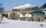 Der 97 m lange Viadukt in Mengersgereuth-Hämmern ist eine der beiden großen Kunstbauten auf der Strecke Eisfeld–Sonneberg (Thür). Auf der Fahrt nach Eisfeld fährt 58 1111 mit Lg 77440 über den Viadukt. (26.02.1993) <i>Foto: Wolfgang Bügel</i>