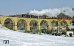 Bei Sonneberg West befindet sich mit einer Länge von 171 m und einer Höhe von 23 m der größte Kunstbau der Strecke. Den Viadukt befahren 95 1027 und 95 1016 mit Lg 77464 nach Eisfeld. (26.02.1993) <i>Foto: Wolfgang Bügel</i>