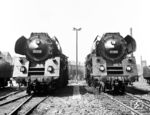 Im Bw Berlin Ostbahnhof begegnen einander die hier stationierte 01 511 und die Erfurter 01 525. (05.06.1967) <i>Foto: Klaus D. Holzborn</i>
