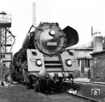 01 518 in ihrer Heimat-Dienststelle Bw Berlin Ostbahnhof. Bereits 1841 entstand zwischen dem Nordufer der Spree und dem "Frankfurter Bahnhof zu Berlin" eine 'Locomotiv-Reparatur-Werkstätte'. Am 1. Dezember 1950 erfolgte die Umbenennung des Bahnhofs und Bw Schlesischer Gbf in Berlin Ostbahnhof, abgekürzt "Osb". Noch 1977 waren hier 14 Schnellzugloks der Baureihen 01, 01.5 und 03 beheimatet. Die Dampflok-Ära endete am 30.09.1979. Am 15.10.2002 wurde das Bw Osb geschlossen, ab 2003 wurden alle Anlagen abgebrochen. (06.05.1967) <i>Foto: Klaus D. Holzborn</i>
