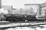 Mit V 180 022 vom Bw Leipzig Hbf Süd ist die Ostbahnhofer 01 518 in Berlin-Lichtenberg unterwegs. (02.02.1969) <i>Foto: Klaus Kieper, Slg. Holzborn</i>