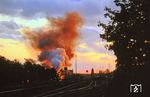 In der stimmungsvollen Abenddämmerung gelang dieses Bild mit der aus Burg (b Magdeburg) ausfahrenden 01 1531. (19.10.1991) <i>Foto: Klaus D. Holzborn</i>