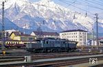 Die Ingolstädter 194 waren regelmäßige Gäste in Österreich. Zu ihrer Planleistung gehörte bis zum Einsatzende im Jahr 1988 der Dg 49830 von Hall in Tirol nach München Ost, der gerade von 194 091 bespannt wird. (22.02.1988) <i>Foto: Joachim Bügel</i>