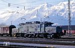194 091 vor der schneebedeckten Karwendel-Nordkette am Dg 49830 nach München Ost im Bahnhof Hall in Tirol. (22.02.1988) <i>Foto: Joachim Bügel</i>