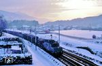 Zwischen Wörgl und Kirchbichl verabschiedete sich 191 091 mit Dg 49830 in den Sonnenuntergang. (22.02.1988) <i>Foto: Joachim Bügel</i>