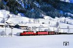 ÖBB 1020.001 und 1044.092 mit Dg 43644 auf 946 m Höhe am Paß Grießen. 1020.001 wurde am 24. April 1941 als E 94 008 fabrikneu beim Bw Pressig-Rothenkirchen stationiert. Schon im November 1941 wurde sie nach Schwarzach-St. Veit im Schnittpunkt der Giselabahn und Tauernbahn umstationiert. Ihre Ausmusterung erfolgte am 1. Juni 1994 in Innsbruck. (23.02.1988) <i>Foto: Joachim Bügel</i>