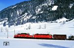 Zwischen Saalfelden und Hochfilzen überwindet die Giselabahn den Pass Grießen, ein Hochtal zwischen den Kitzbüheler Alpen und den Leoganger Steinbergen. Dort sind ÖBB 1020.001 und 1044.092 auf dem Weg nach Wörgl. (23.02.1988) <i>Foto: Joachim Bügel</i>