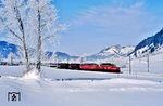 Bei zweistelligen Minustemperaturen befördern ÖBB 1020.013 (ex E 94 127) und 1110.027 den Dg 44973 nach Saalfelden am Paß Grießen bei Hochfilzen. (23.02.1988) <i>Foto: Joachim Bügel</i>