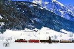Der Dg 69212 aus Saalfelden überwindet mit ÖBB 1020.012 und einer 1044 den Paß Grießen bei Hochfilzen. (23.02.1988) <i>Foto: Joachim Bügel</i>