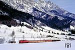 ÖBB 1110.004 mit Regionalzug 5002 bei Hochfilzen vor der Kulisse der Leoganger Steinberge.  (23.02.1988) <i>Foto: Joachim Bügel</i>