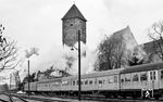 Vorbei am alten Stadtmauerturm und der ehemaligen Stadtburg (Burg Solme) beschleunigt 023 033 den E 1976 nach Heidelberg aus Neckarsulm. (13.02.1971) <i>Foto: Burkhard Wollny</i>