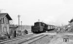 023 061 passiert mit einem Personenzug aus Heilbronn einen alten Bahnübergang zwischen Schwaigern und Stetten am Heuchelberg. (13.02.1971) <i>Foto: Burkhard Wollny</i>