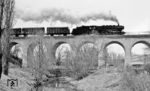 Eine unbekannte Crailsheimer 44er fährt über den am 2. August 1862 eröffnete Ohrn-Viadukt in Öhringen an der Bahnstrecke Heilbronn - Schwäbisch Hall. Im Krieg wurde der Mittelteil des zweigleisigen Viadukts völlig zerstört und war bis mindestens 1950 nur eingleisig behelfsmäßig befahrbar. Die englische Kriegs-Behelfsbrücke (bailey-bridge, unten vor dem Viadukt) für Fußgänger bzw. leichte Fahrzeuge war 1971 noch immer vorhanden. (14.02.1971) <i>Foto: Burkhard Wollny</i>