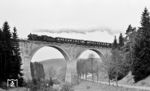 38 3650 fährt mit dem "Rheingold"-Sonderzug über den Einödtalviadukt (172 m) zwischen Tuttlingen und Hattingen (Baden). (21.03.1971) <i>Foto: Burkhard Wollny</i>
