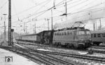 110 333 und 023 019 setzen den Leerpark des E 1733 in den Abstellbereich des Stuttgarter Hauptbahnhofs zurück. (08.03.1971) <i>Foto: Burkhard Wollny</i>