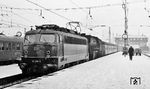 Eine Minute vor Plan (!) fährt der E 1733 aus Heilbronn mit 110 388 + 023 028 in Stuttgart Hbf ein. (01.03.1971) <i>Foto: Burkhard Wollny</i>