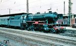 In Dortmund Hbf warten Lok und Personal der Mönchengladbacher 23 037 vor N 2844 nach Mönchengladbach auf die Abfahrt. (06.1959) <i>Foto: Rolf Hahmann</i>