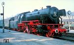 23 056 (Bw Kaiserslautern) steht abfahrbereit vor dem P 1941 nach Ludwigshafen Hbf in Neustadt (Weinstr). Nur die Loks aus der 6. Bauserie von Krupp besaßen zeitweise das DB-Logo an der Rauchkammertür. (20.09.1963) <i>Foto: Rolf Hahmann</i>