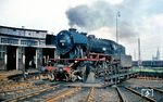 Beim Bw Crailsheim hatte 23 056 ihr DB-Logo an der Rauchkammertür bereits eingebüßt. Im Bw Ulm wendet die Crailsheimer Lok auf der Drehscheibe. (08.1968) <i>Foto: Rolf Hahmann</i>