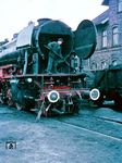 23 104 beim Auschlacken, dem Entfernen von Verbrennungsrückständen, im Bw Minden (Westf).  (04.1962) <i>Foto: Rolf Hahmann</i>