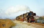Am ehemaligen und bereits aufgelösten Block Helme zwischen Sangerhausen und Oberröblingen an der Strecke Sangerhausen - Erfurt ist 52 8037 des Bw Elsterwerda mit Dampfspender 44 249 (Bw Cottbus) und 52 8198 (Bw Hoyerswerda) auf dem Weg ins Raw Meiningen.  (07.11.1982) <i>Foto: Thomas Fischer</i>
