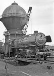 Die einzige Aufnahme im Bw Ehrang, auf der der schöne Wasserturm vollständig zur Geltung kam, wurde mit der hier stationierten 044 595 leider etwas verwackelt.  (23.05.1971) <i>Foto: Wolfgang Bügel</i>