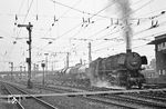 Vom Bw Nürnberg Rbf aus war es nur ein kurzer Weg in den Rangierbahnhof, wo sich 044 657 (Bw Nürnberg Rbf) vor einem Güterzug in Bewegung setzte. (13.07.1971) <i>Foto: Wolfgang Bügel</i>