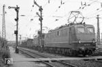 Mit einer Leistung von rund 12.500 PS verlassen 150 041 (Bw Würzburg) und 194 562 (Bw Aschaffenburg) vor einem Güterzug den Nürnberger Rangierbahnhof. (13.07.1971) <i>Foto: Wolfgang Bügel</i>