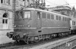 Schon kurz nach ihrer Gründung im Jahr 1949 startete die Deutsche Bundesbahn ein ehrgeiziges Programm zur Elektrifizierung aller wichtigen Fern- und Hauptabfuhrstrecken. Die dafür benötigten elektrischen Triebfahrzeuge sollten in verschiedenen Fahrzeugkonzepten und zur gründlichen Erprobung neuer Bauteile in verschiedenen Prototypen getestet werden, wobei das Hauptaugenmerk dem Antrieb galt. So erhielt	die bei Henschel gebaute E 10 004 (110 004) einen AEG-Sécheron-Antrieb und eine BBC-Hochspannungssteuerung. Hier steht die während ihrer gesamten Einsatzzeit in Nürnberg stationierte Lok vor P 4152 in Nürnberg Hbf. (13.07.1971) <i>Foto: Wolfgang Bügel</i>