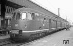 Die ersten Triebwagen der Baureihe ET 30 (ab 1968: 430) wurden 1956 an die Deutsche Bundesbahn ausgeliefert. Da es im Ruhrgebiet zu diesem Zeitpunkt noch keine elektrifizierten Strecken gab, wurden anfangs 18 Triebzüge im Raum München und sechs im Raum Nürnberg eingesetzt. Zu den Nürnberger 430 gehörte 430 401/101, der hier in Nürnberg Hbf auf die Abfahrt wartet. Die Umstationierung nach Hamm (Westf) erfolgte ein Jahr später. (13.07.1971) <i>Foto: Wolfgang Bügel</i>