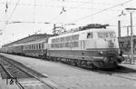 Mit vielen toten Fliegen an der Front hat 103 107 den TEE 26 "Rheinpfeil" (München - Dortmund) in Nürnberg Hbf am Haken. (13.07.1971) <i>Foto: Wolfgang Bügel</i>